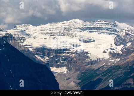 Der berühmte Lake Louise aus der Ferne in der Nähe der Gondel mit atemberaubendem Bergblick rund um die türkisfarbene Natur, Nationalpark. Stockfoto