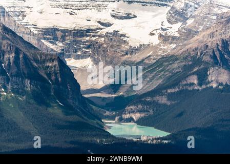 Der berühmte Lake Louise aus der Ferne in der Nähe der Gondel mit atemberaubendem Bergblick rund um die türkisfarbene Natur, Nationalpark. Stockfoto