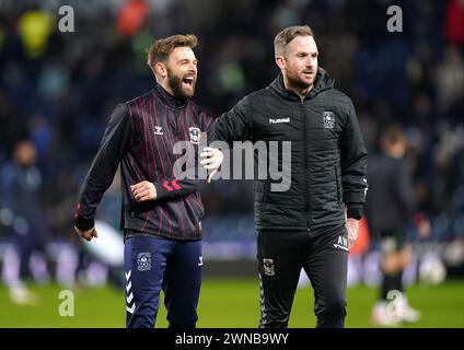 Coventry City's Matthew Godden (links) wärmt sich vor dem Sky Bet Championship Match in der Coventry Building Society Arena in Coventry auf. Bilddatum: Freitag, 1. März 2024. Stockfoto