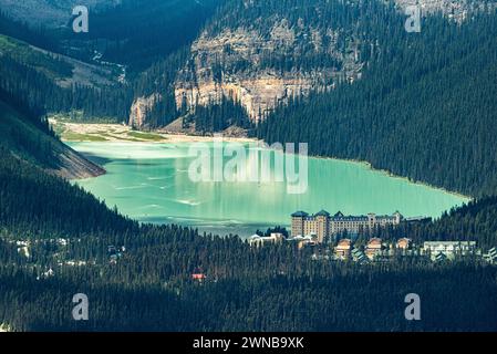 Der berühmte Lake Louise aus der Ferne in der Nähe der Gondel mit atemberaubendem Bergblick rund um die türkisfarbene Natur, Nationalpark. Stockfoto