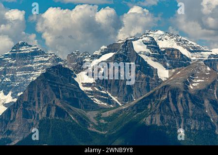 Der berühmte Lake Louise aus der Ferne in der Nähe der Gondel mit atemberaubendem Bergblick rund um die türkisfarbene Natur, Nationalpark. Stockfoto