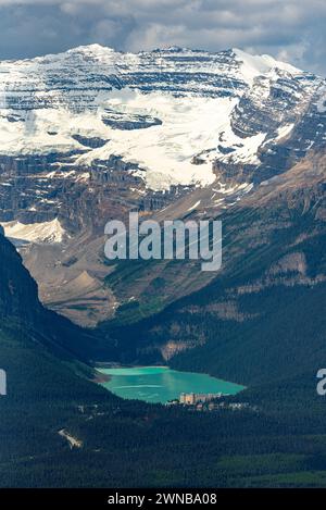Der berühmte Lake Louise aus der Ferne in der Nähe der Gondel mit atemberaubendem Bergblick rund um die türkisfarbene Natur, Nationalpark. Stockfoto