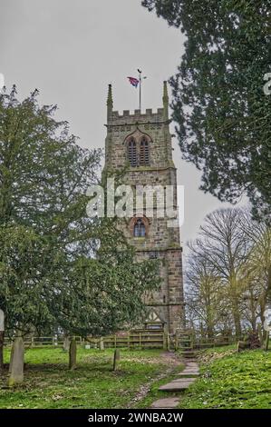 Der Schiefe Turm von South Cheshire in St. Tschad's, gotische Kirche in Wybunbury - ein denkmalgeschütztes Gebäude und ein nationales Kulturerbe. Stockfoto