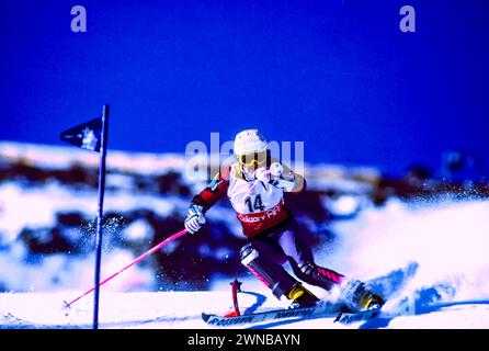 Vreni Schneider (SUI) gewinnt bei den Olympischen Wintern 1988 den Goldmedel im Damen-Slalom. Stockfoto