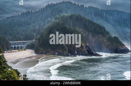 Strand und Brücke am Cape Creek vom Heceta Head Lighthouse nördlich von Florence, Oregon. Stockfoto