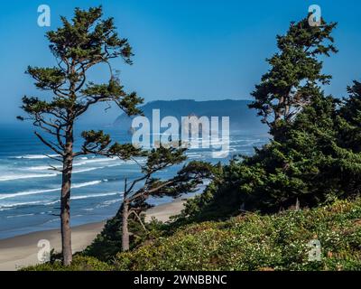 Blick auf den Pazifischen Ozean vom U.S. Highway 101 südlich von Cannon Beach, Oregon. Stockfoto
