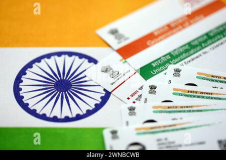 Indische Aadhaar-Karte von der Unique Identification Authority of India auf indischer Flagge Nahaufnahme Stockfoto