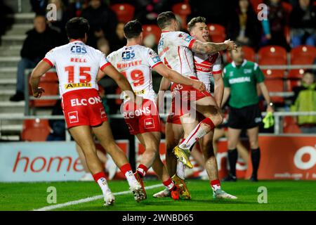 St. Helens' Jack Welsby (rechts) feiert den ersten Versuch des Spiels mit seinen Teamkollegen während des Spiels der Betfred Super League im Totally Wicked Stadium, St Helens. Bilddatum: Freitag, 1. März 2024. Stockfoto