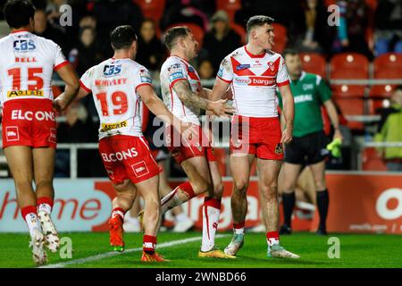 St. Helens' Jack Welsby (rechts) feiert den ersten Versuch des Spiels während des Spiels der Betfred Super League im Totally Wicked Stadium, St Helens. Bilddatum: Freitag, 1. März 2024. Stockfoto