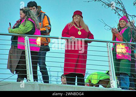 Glasgow, Schottland, Großbritannien. 1. März 2024: Jacqueline McLaren Lord Propst von glasgow bei der Zeremonie. Heute fand die Fertigstellung und Entlarvung der 120 Meter langen Schlange Bella the Beithir statt, dem Kopfstück von Schottlands größtem Mosaikkunstprojekt. „Pretty Things“ Bella Tribut as stockingfield Bridge entlarvte Bella die Schlange, die nach der Schöpfung des ikonischen Autors Alisdair Gray benannt wurde, in seinem Buch, das den Oscar-Film hervorbrachte. Geben Sie gerard Ferry alamy Live-Nachrichten an Stockfoto