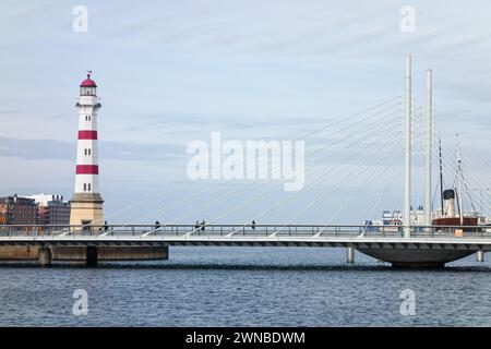 MALMÖ, SCHWEDEN - 26. OKTOBER 2014: Malmö Leuchtturm und Universitetsbron Brücke mit Touristen in Schweden Stockfoto