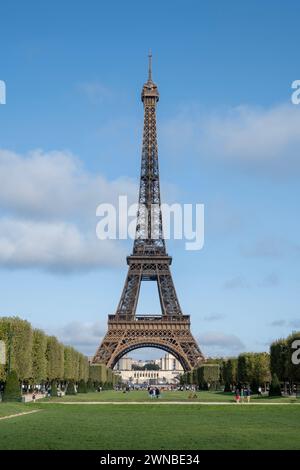 Der Eiffelturm vom Parc du Champs de Mars aus gesehen, Paris, Frankreich Stockfoto