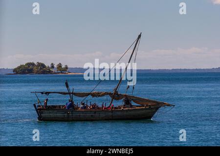TSARABANJINA, MADAGASKAR, 20. Februar 2024: Traditionelles madegassisches Boot mit fischern in einem Bach der Insel Tsarabanjina in der Nähe von Nosy Be. Stockfoto