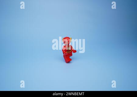 Ein Lego Flash isoliert vor einem leeren blauen Hintergrund Stockfoto