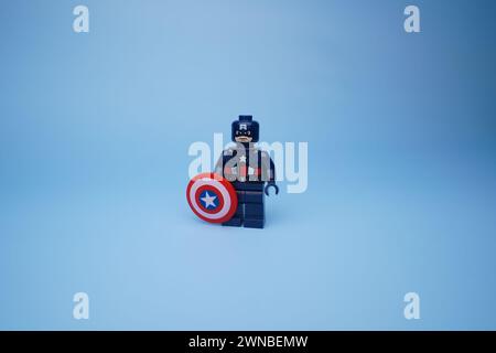 Ein Lego Captain America, isoliert vor einem leeren blauen Hintergrund Stockfoto