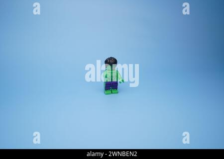 Ein Lego Hulk isoliert vor einem leeren blauen Hintergrund Stockfoto