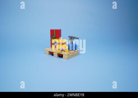 Ein Lego-Stück isoliert vor einem leeren blauen Hintergrund Stockfoto