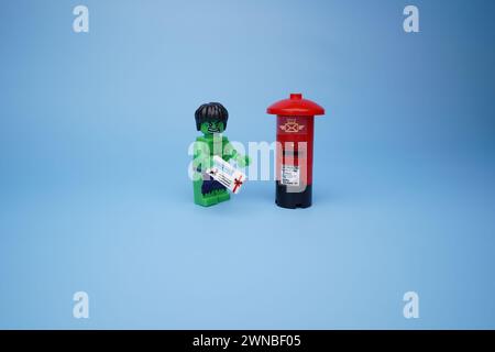 Ein Lego Hulk isoliert vor einem leeren blauen Hintergrund Stockfoto