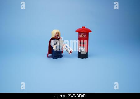 Ein Lego Thor, isoliert vor einem leeren blauen Hintergrund Stockfoto