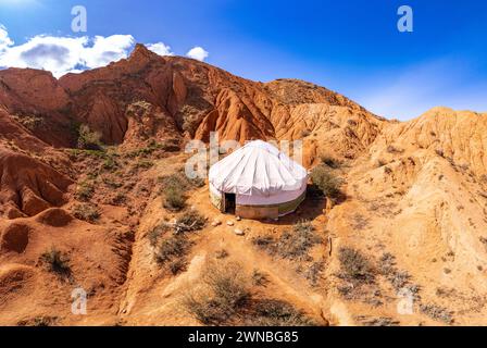 Traditionelle Jurte. Nationales nomadisches altes Haus Zentralasiens im Märchen-Canyon auch Skazka. Rote Felsformationen aus Sandstein in der Nähe des Issyk-Kul Stockfoto