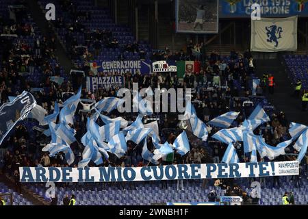 Rom, Italien. März 2024. Rom, Italien 01.03.2024: Beim italienischen Fußballspiel der Serie A TIM 2023-2024 SS LAZIO gegen AC MAILAND im Olympiastadion in Rom winken die Fahnen der LAZIO-Fans auf dem Tribüne. Quelle: Unabhängige Fotoagentur/Alamy Live News Stockfoto