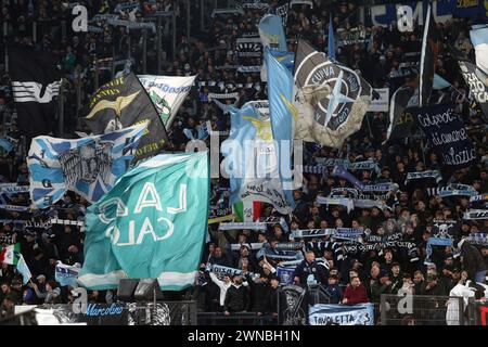 Rom, Italien. März 2024. Rom, Italien 01.03.2024: Beim italienischen Fußballspiel der Serie A TIM 2023-2024 SS LAZIO gegen AC MAILAND im Olympiastadion in Rom winken die Fahnen der LAZIO-Fans auf dem Tribüne. Quelle: Unabhängige Fotoagentur/Alamy Live News Stockfoto