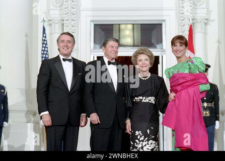 27/1988 Präsident Reagan und Nancy Reagan mit Premierminister Brian Mulroney und Frau Mulroney beim Staatsbesuch von Premierminister Brian Mulroney von Kanada bei ihrer Ankunft ford Dinner im North Portico Stockfoto