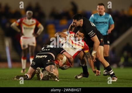 London, Großbritannien. Februar 2024. Matt Ikuvalu von Catalan Dragons wird am 23. Februar 2024 im Super League-Spiel zwischen London Broncos und Catalan Dragons in Plough Lane, London, England, bekämpft. Foto von Ken Sparks. Nur redaktionelle Verwendung, Lizenz für kommerzielle Nutzung erforderlich. Keine Verwendung bei Wetten, Spielen oder Publikationen eines einzelnen Clubs/einer Liga/eines Spielers. Quelle: UK Sports Pics Ltd/Alamy Live News Stockfoto