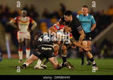 London, Großbritannien. Februar 2024. Matt Ikuvalu von Catalan Dragons wird am 23. Februar 2024 im Super League-Spiel zwischen London Broncos und Catalan Dragons in Plough Lane, London, England, bekämpft. Foto von Ken Sparks. Nur redaktionelle Verwendung, Lizenz für kommerzielle Nutzung erforderlich. Keine Verwendung bei Wetten, Spielen oder Publikationen eines einzelnen Clubs/einer Liga/eines Spielers. Quelle: UK Sports Pics Ltd/Alamy Live News Stockfoto