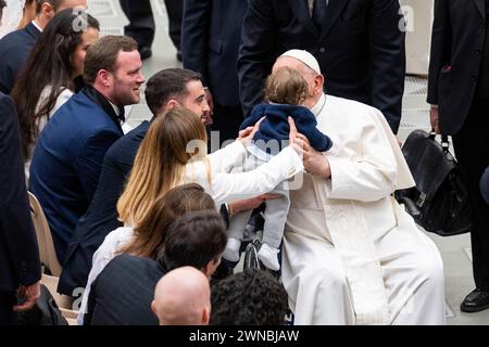 Vatikan, Vatikan. Februar 2024. Papst Franziskus umarmt und segnet ein Kind während der traditionellen Generalaudienz am Mittwoch in der Audienzhalle Paul VI. In Vatikanstadt. Quelle: SOPA Images Limited/Alamy Live News Stockfoto