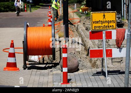 Installation und Anschluss von Glasfaserkabeln an benachbarte Häuser Stockfoto