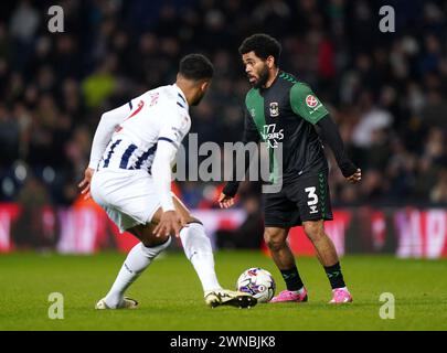 Darnell Furlong (links) aus West Bromwich Albion und Jay Dasilva aus Coventry City kämpfen um den Ball während des Sky Bet Championship Matches in der Coventry Building Society Arena in Coventry. Bilddatum: Freitag, 1. März 2024. Stockfoto