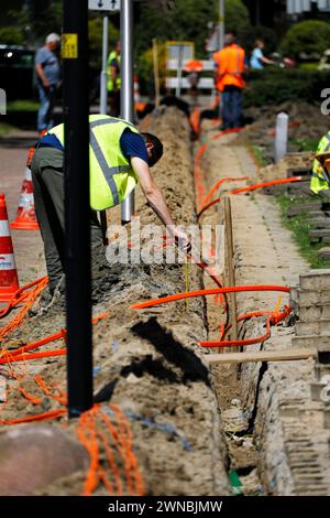 Installation und Anschluss von Glasfaserkabeln an benachbarte Häuser Stockfoto