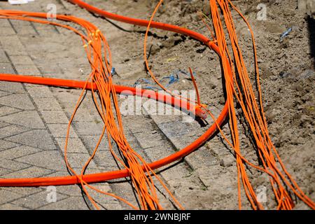 Installation und Anschluss von Glasfaserkabeln an benachbarte Häuser Stockfoto