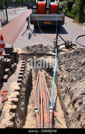 Installation und Anschluss von Glasfaserkabeln an benachbarte Häuser Stockfoto