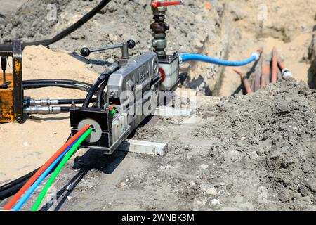 Installation und Anschluss von Glasfaserkabeln an benachbarte Häuser Stockfoto