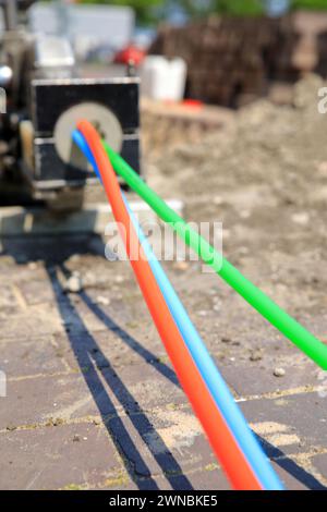 Installation und Anschluss von Glasfaserkabeln an benachbarte Häuser Stockfoto