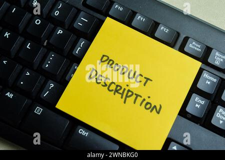 Konzept der Produktbeschreibung Schreiben Sie auf Haftnotizen, die auf einem Holztisch isoliert sind. Stockfoto