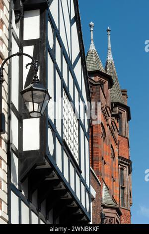 CHESTER, CHESHIRE, Großbritannien - 10. APRIL 2011: Außenansicht des im Tudor-Stil gehaltenen Gebäudes im Stadtzentrum Stockfoto