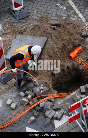 Installation und Anschluss von Glasfaserkabeln an benachbarte Häuser Stockfoto