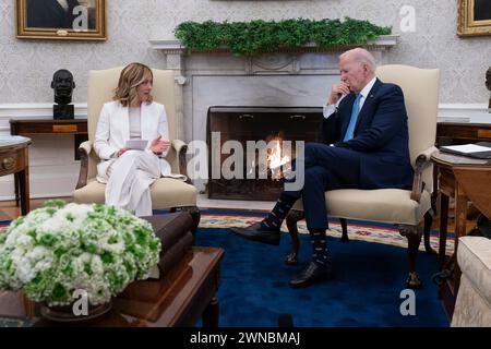 Washington, Vereinigte Staaten. März 2024. Am 1. März 2024 treffen sich der US-Präsident Joe Biden und die italienische Premierministerin Giorgia Meloni im Weißen Haus in Washington, DC. Kredit: Chris Kleponis/Pool über CNP/dpa/Alamy Live News Stockfoto