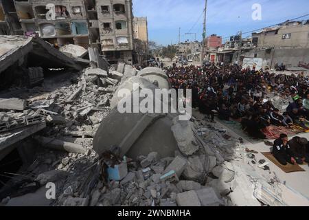 Gaza. März 2024. Die Palästinenser nehmen am 1. März 2024 in der Nähe einer Moschee Teil, die bei israelischen Streiks zerstört wurde, in der Stadt Rafah im südlichen Gazastreifen. Die Zahl der palästinensischen Todesopfer im Gazastreifen ist auf 30.228 gestiegen, da das israelische Militär in den letzten 24 Stunden 193 tötete, sagte das Gesundheitsministerium der Hamas am Freitag. Quelle: Khaled Omar/Xinhua/Alamy Live News Stockfoto