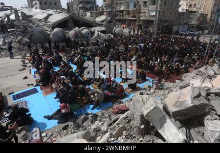 Gaza. März 2024. Die Palästinenser nehmen am 1. März 2024 in der Nähe einer Moschee Teil, die bei israelischen Streiks zerstört wurde, in der Stadt Rafah im südlichen Gazastreifen. Die Zahl der palästinensischen Todesopfer im Gazastreifen ist auf 30.228 gestiegen, da das israelische Militär in den letzten 24 Stunden 193 tötete, sagte das Gesundheitsministerium der Hamas am Freitag. Quelle: Khaled Omar/Xinhua/Alamy Live News Stockfoto