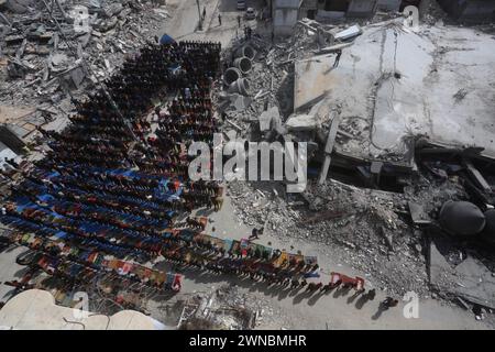 Gaza. März 2024. Die Palästinenser nehmen am 1. März 2024 in der Nähe einer Moschee Teil, die bei israelischen Streiks zerstört wurde, in der Stadt Rafah im südlichen Gazastreifen. Die Zahl der palästinensischen Todesopfer im Gazastreifen ist auf 30.228 gestiegen, da das israelische Militär in den letzten 24 Stunden 193 tötete, sagte das Gesundheitsministerium der Hamas am Freitag. Quelle: Khaled Omar/Xinhua/Alamy Live News Stockfoto