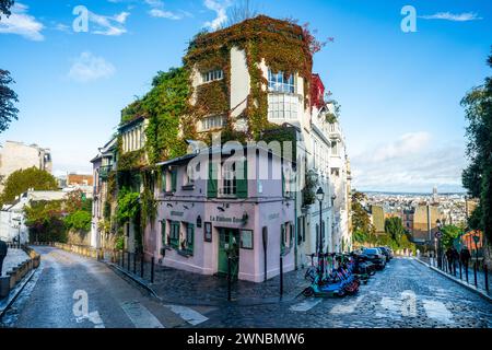 Le Maison Rose Café in Montmartre, einem authentischen Dorf im Herzen von Paris, Frankreich Stockfoto