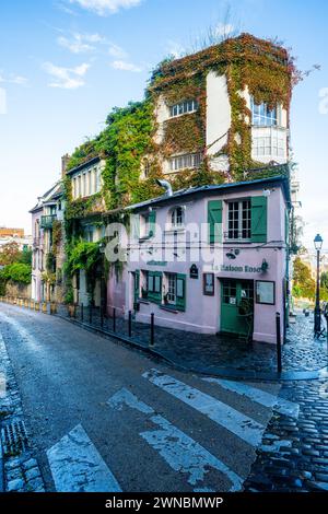 Le Maison Rose Café in Montmartre, einem authentischen Dorf im Herzen von Paris, Frankreich Stockfoto