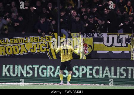 VELSEN-ZUID, 01-03-2024, Buko Stadion, niederländischer Fußball, Keuken Kampioen Divisie, Telstar - Roda JC, Saison 2023 - 2024, Roda JC Kerkrade Spieler Vaclav Sejk, feiert das Tor mit den Roda JC Fans Stockfoto