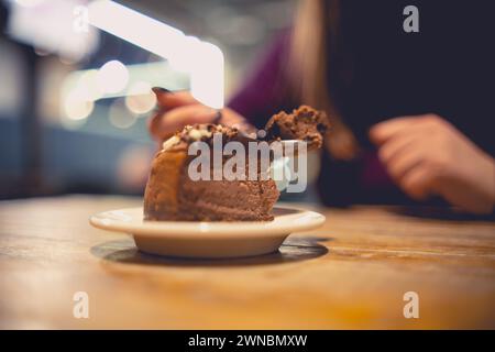 Ein Close-up dekadenter Schokoladenkuchen auf weißer Platte. Stockfoto
