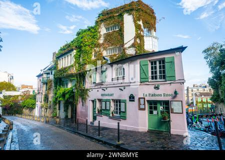 Le Maison Rose Café in Montmartre, einem authentischen Dorf im Herzen von Paris, Frankreich Stockfoto