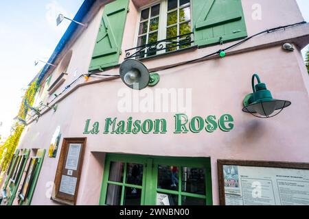 Le Maison Rose Café in Montmartre, einem authentischen Dorf im Herzen von Paris, Frankreich Stockfoto